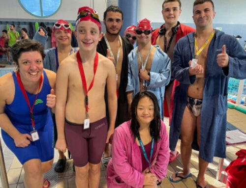 Cuffie biancorosse sulle onde tricolori